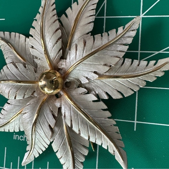 🔵 𝅺VINTAGE Lisa Signed Gold Toned Leaf Abstract Brooch - Picture 9 of 9